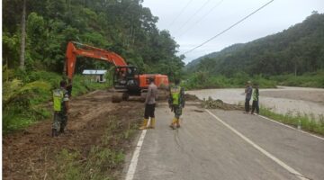 Babinsa Membantu Perbaikan Jalan Longsor yang Terjadi di Desa Ekan Kecamatan Pining Kabupaten Gayo Lues