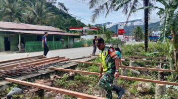 Babinsa Koramil 05/ Pining Bantu Warga Binaan Bangun Rumah